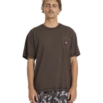 Billabong Otis Pocket Ss Chocolate. Billabong Tees in Mens Tees & Mens T-shirts & Singlets. Code: 24A356184