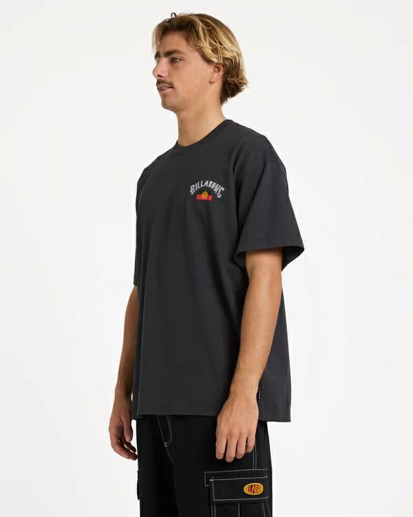 Billabong Otis Flag Arch Ss Charcoal. Billabong Tees in Mens Tees & Mens T-shirts & Singlets. Code: 24A433590