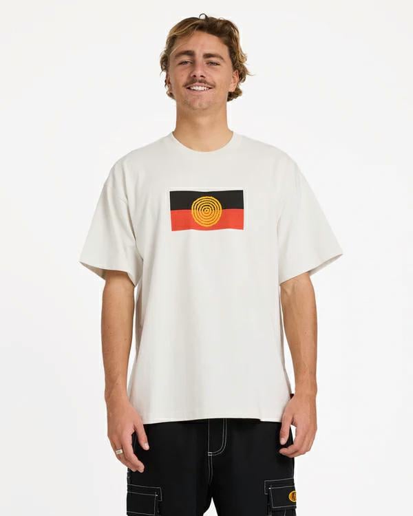 Billabong Otis Flag Ss Off White. Billabong Tees in Mens Tees & Mens T-shirts & Singlets. Code: 24A433591