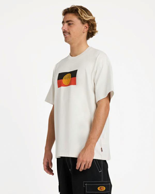 Billabong Otis Flag Ss Off White. Billabong Tees in Mens Tees & Mens T-shirts & Singlets. Code: 24A433591