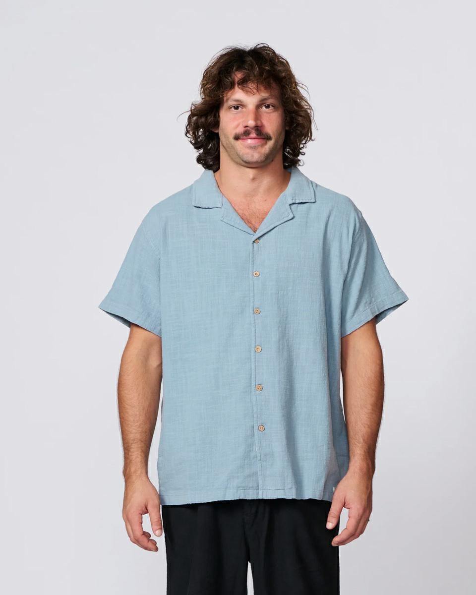 Critical Slide Society Ernie Resort Ss Shirt Blue. Critical Slide Society Shirts - Short Sleeve in Mens Shirts - Short Sleeve & Mens Shirts. Code: SS2001