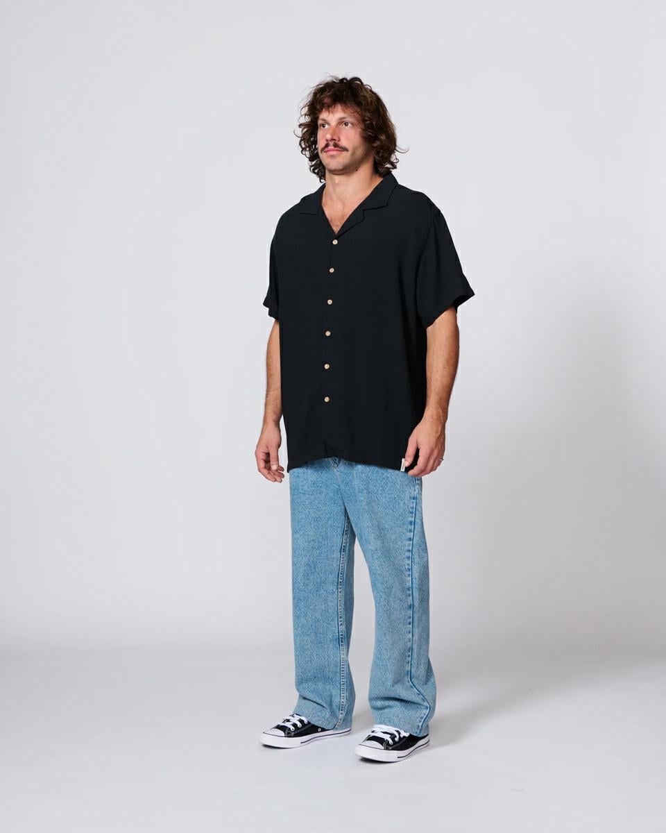 Critical Slide Society Ernie Resort Ss Shirt Phantom. Critical Slide Society Shirts - Short Sleeve in Mens Shirts - Short Sleeve & Mens Shirts. Code: SS2001